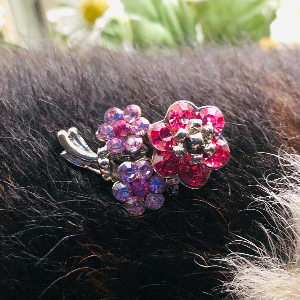 Vintage 80s pink and lilac stone floral pin brooch